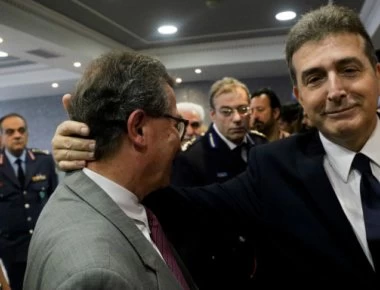 Οταν ο Μιχάλης Χρυσοχοΐδης αγκάλιασε τον διοικητή της ΕΥΠ Γιάννη Ρουμπάτη (φώτο)